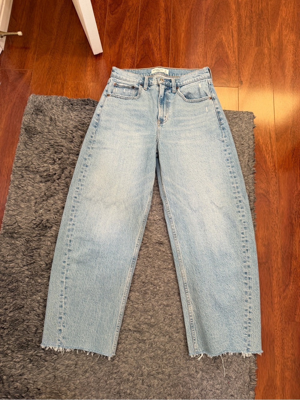 Abercrombie & Fitch High Rise Barrel Jeans - Picture 2 of 3